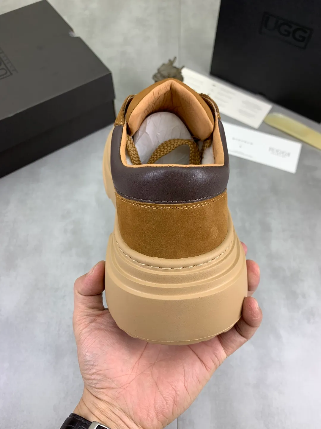 Men's shoes 💰P640 New arrival 🆕🆕🆕 IUGGI men's shoes New winter thick-soled height-increasing sneakers Men's retro genuine leather casual shoes Full cowhide Wool lining Velvet warm Martin boots Thick-soled heightening lace-up casual and comfortable short boots Accent style ~ low-cut shoes Men's toe-layer cowhide high-end Martin boots Thick-soled heightening large-toe sneakers Size number: 39-44 Two colors